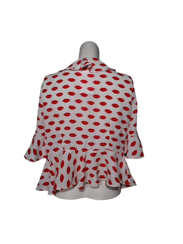 Balta raštuota palaidinė, M