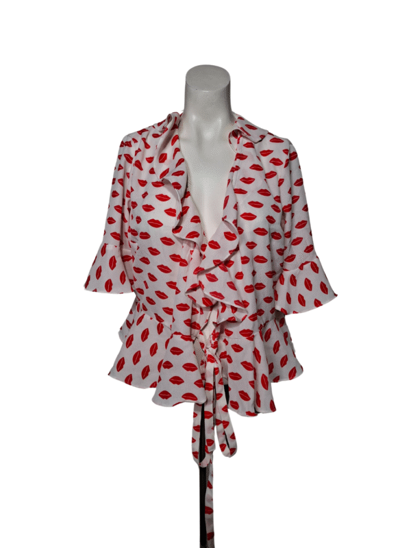 Balta raštuota palaidinė, M