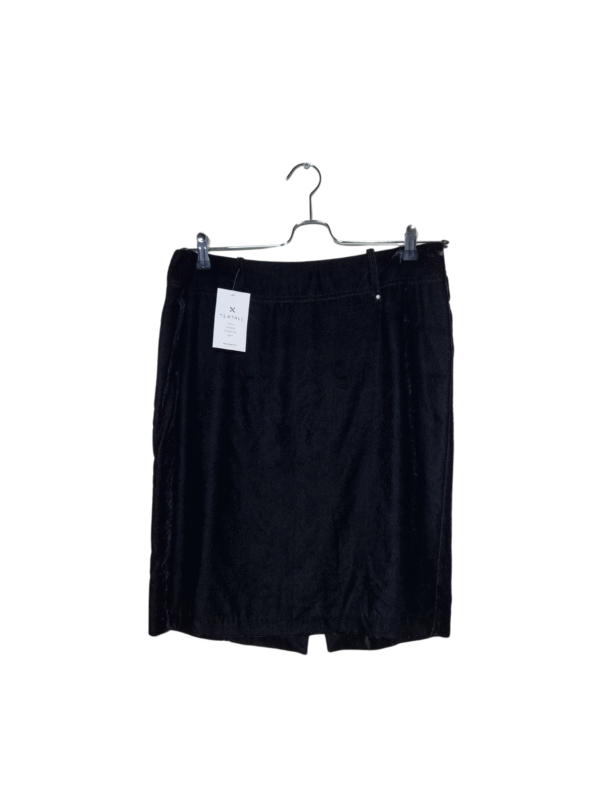 Juodas aksominis sijonas, L