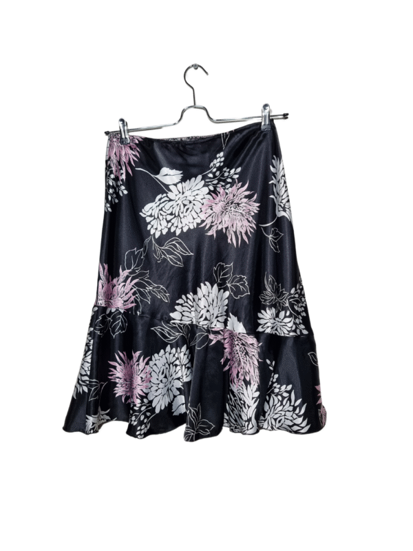 Juodas raštuotas sijonas, L