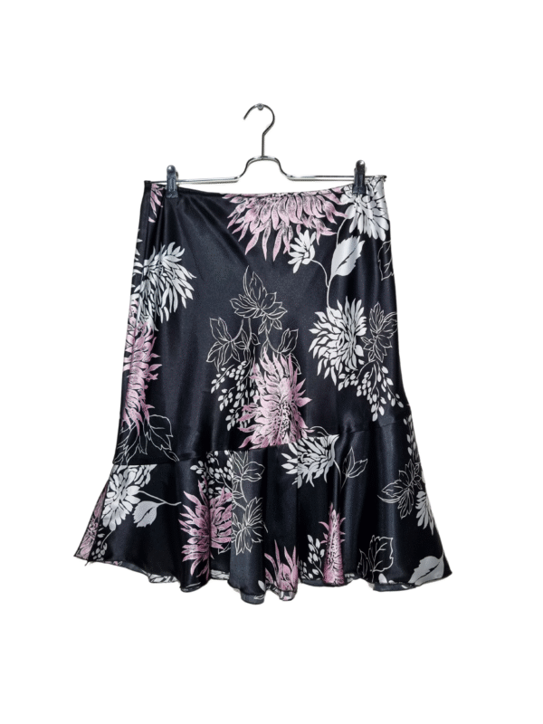 Juodas raštuotas sijonas, L