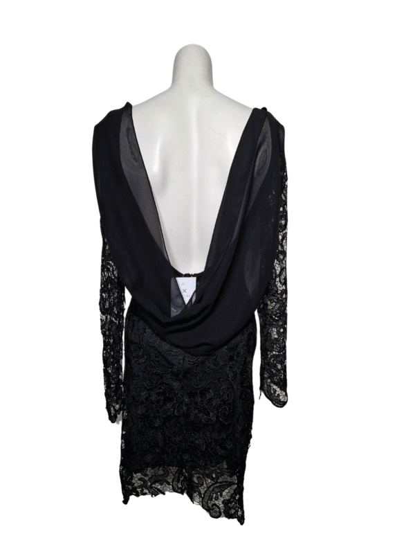 Juoda raštuota suknelė, M