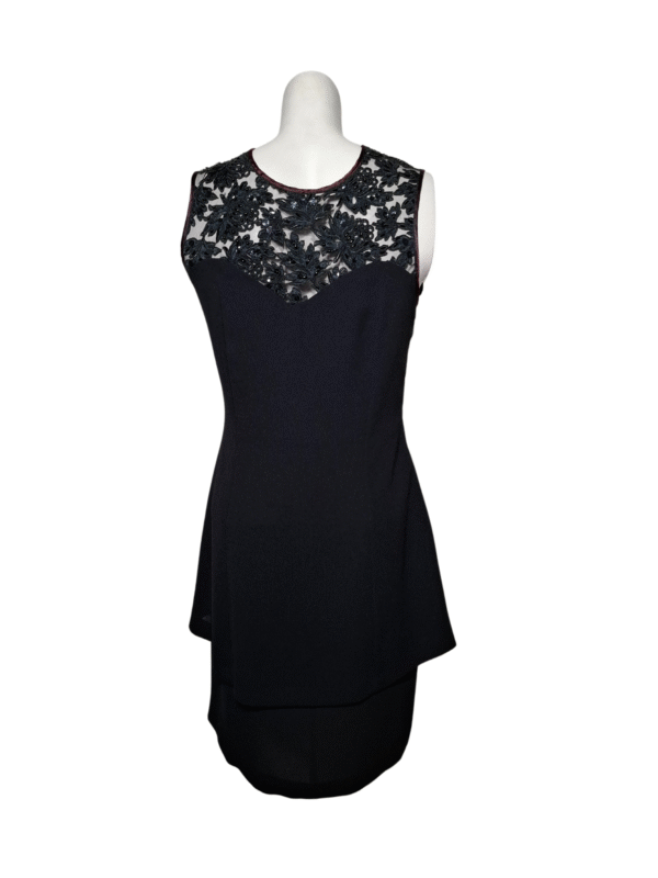 Juoda raštuota suknelė, M