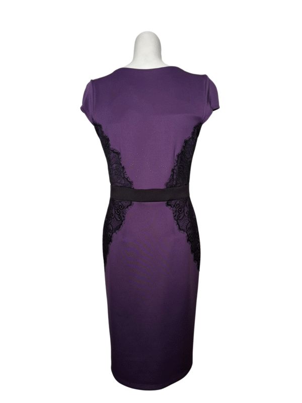 Violetinė suknelė su apdaila, M