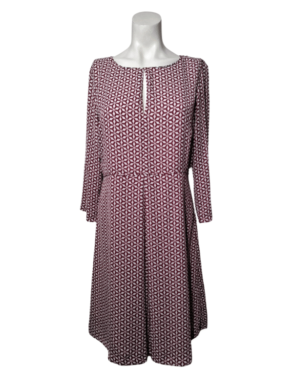 Raudona raštuota suknelė, M