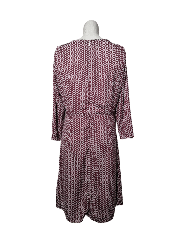 Raudona raštuota suknelė, M