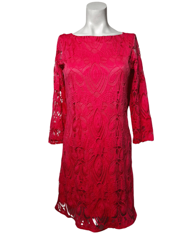 Raudona nėriniuota suknelė, M