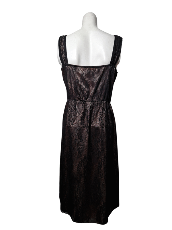 Ruda nėriniuota suknelė, M