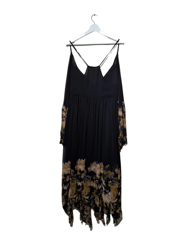 Juoda su įvairiaspalvėmis detalėmis suknelė, M